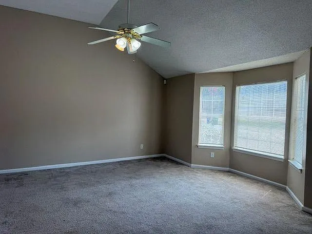 3 bed, 2.5 bath, 2480 sqft, $1,800 — Photo 2