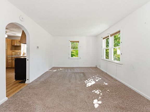 5th image of 121 McMurchy Ave
