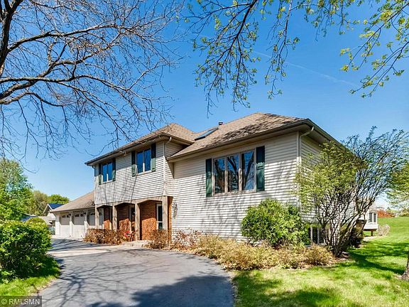 2nd image of 1910 Twin Circle Dr