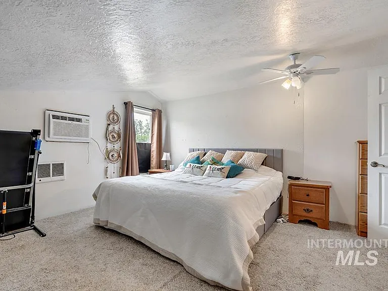 1015 E Park St — Photo 5
