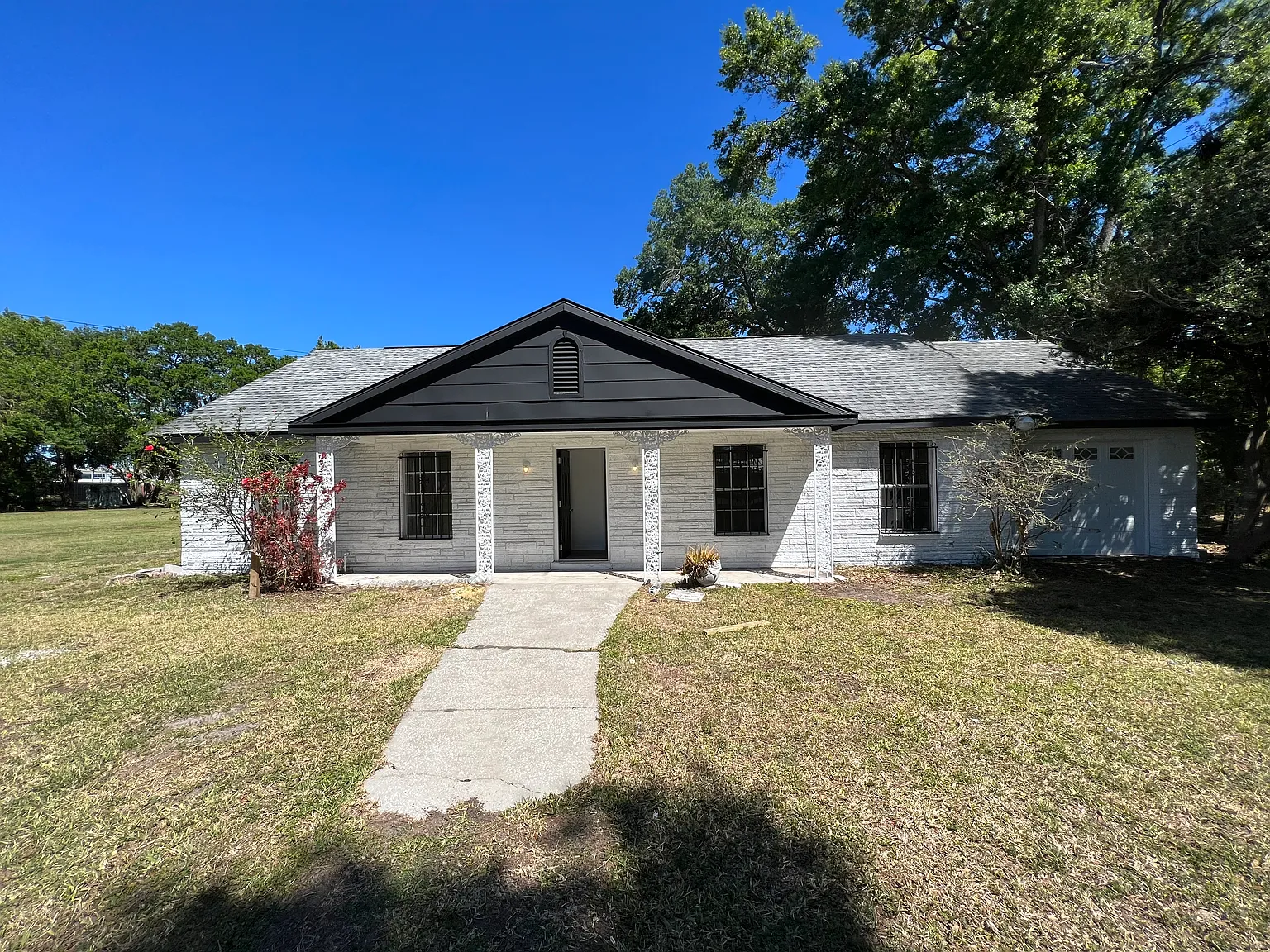 3 bed, 1600 sqft, $2,400 — Photo 1