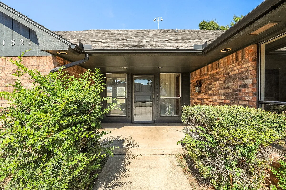 3 bed, 2.0 bath, 2054 sqft, $2,100 — Photo 3