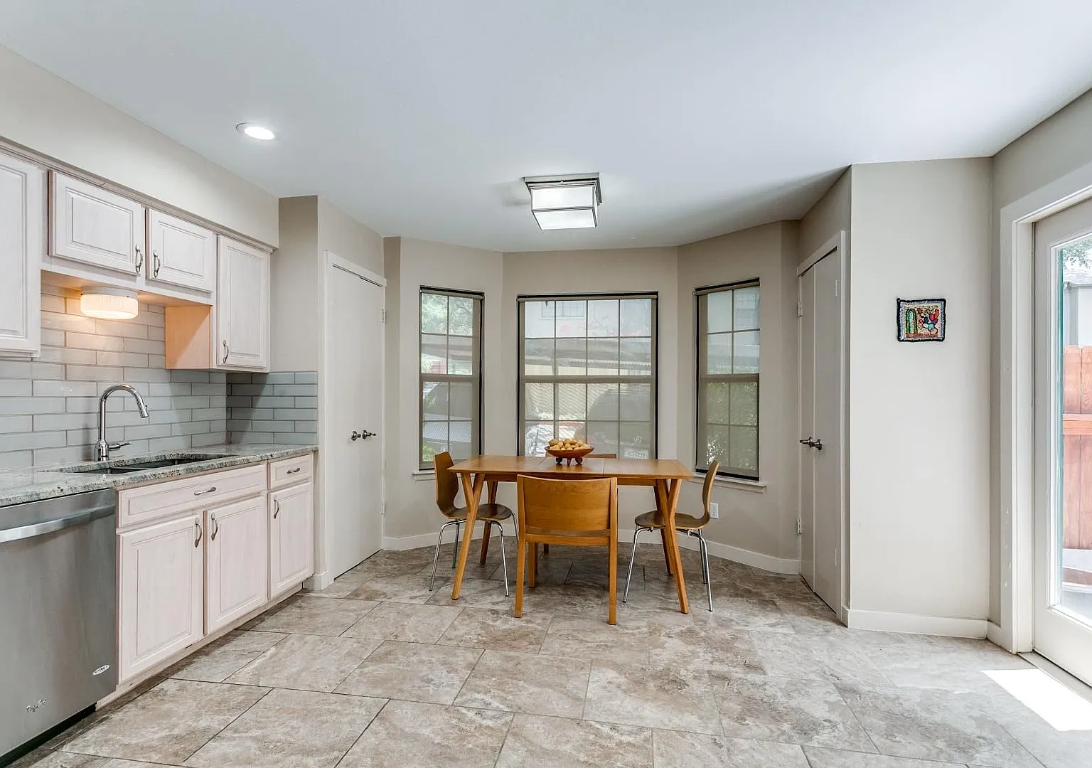 Lovely Corner Condo in a Gated Community in Prime San Antonio Location. — Photo 2