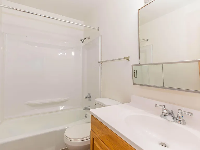 Holiday Acres Apartments — Photo 35