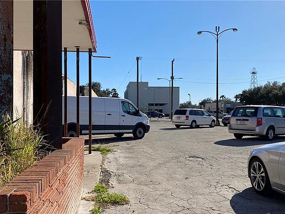 5th image of 506 E 1st St