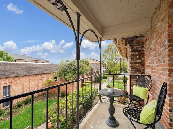 1880 Saxony Ln, Houston, TX 77058