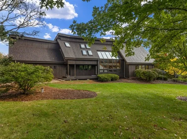 518 High Meadow Dr, Bull Valley, IL 60098