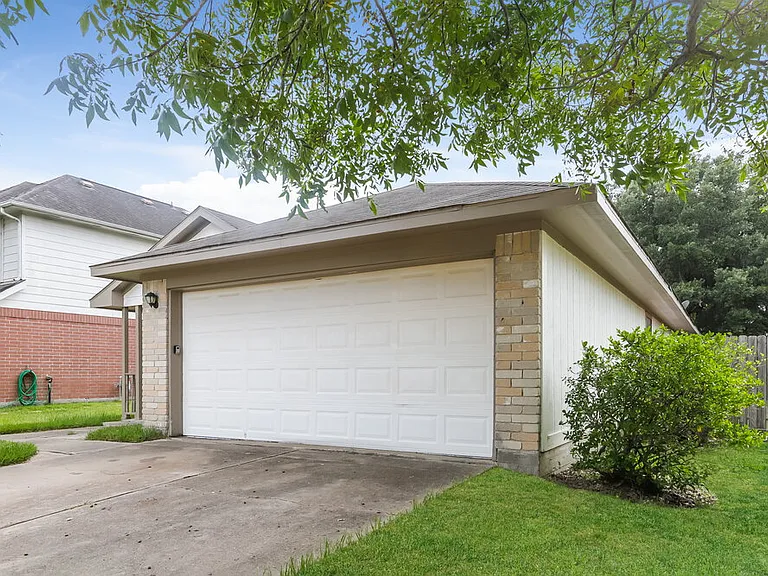 6395 Crossway Dr — Photo 2