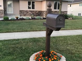 1189 Onyx Ct, Mason City, IA 50401
