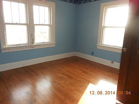 4th image of 223 W 5th St