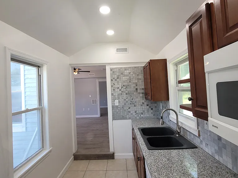415 W High St #A — Photo 2