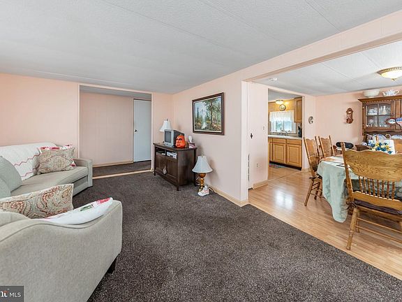 4th image of 33 Sickler St