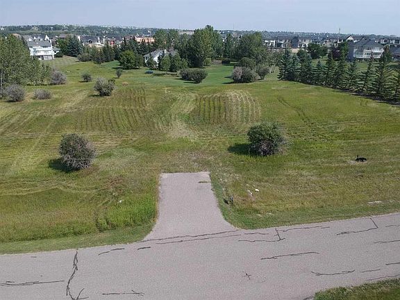 3rd image of 106 Bearspaw Village Cres