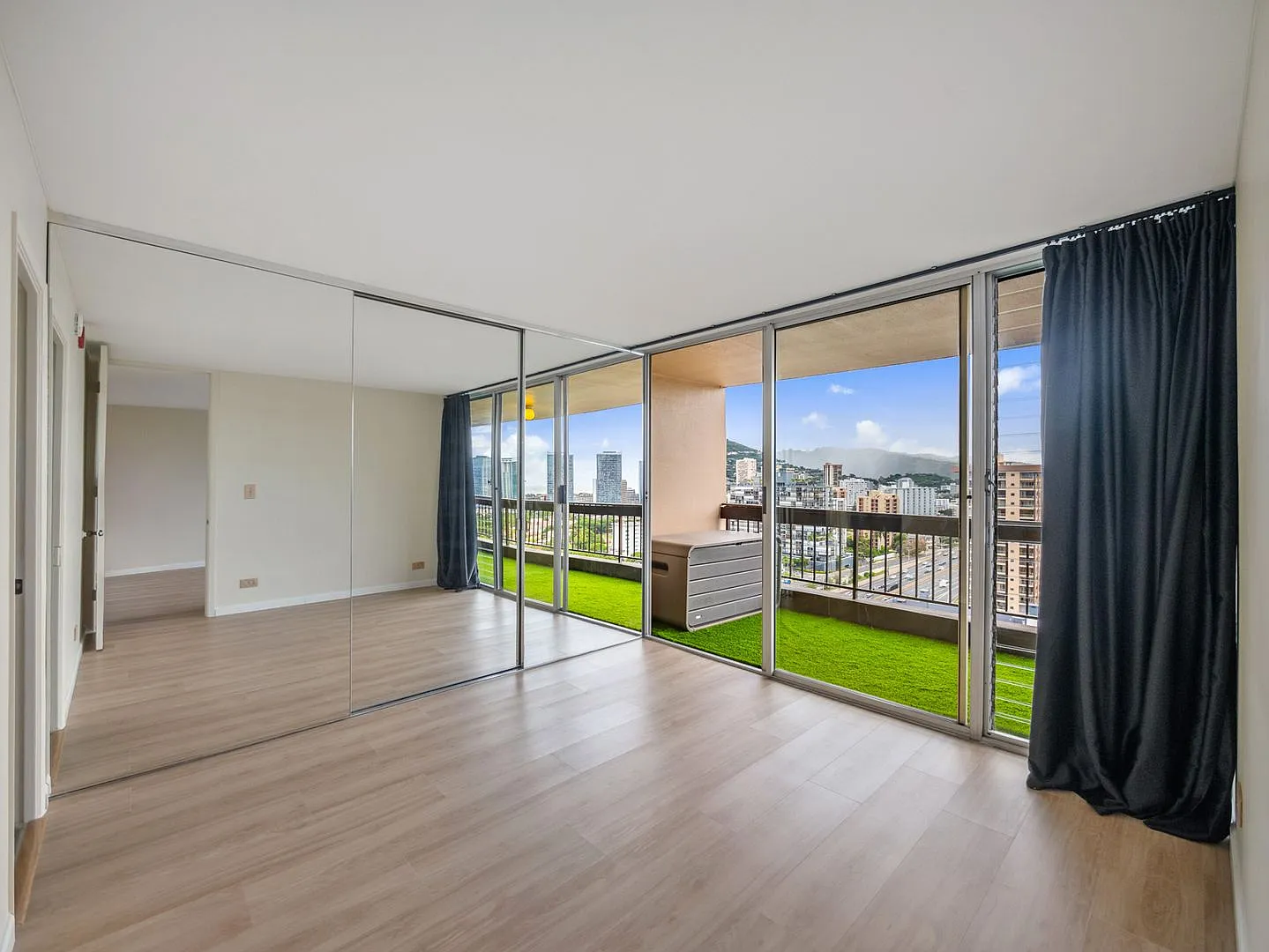 Remodeled Corner 1BR with Ocean & Diamond Head Views, W/D + Parking — Photo 3
