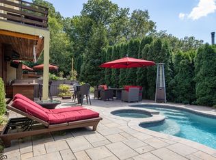 8 Denville Ct, Hewitt, NJ 07421