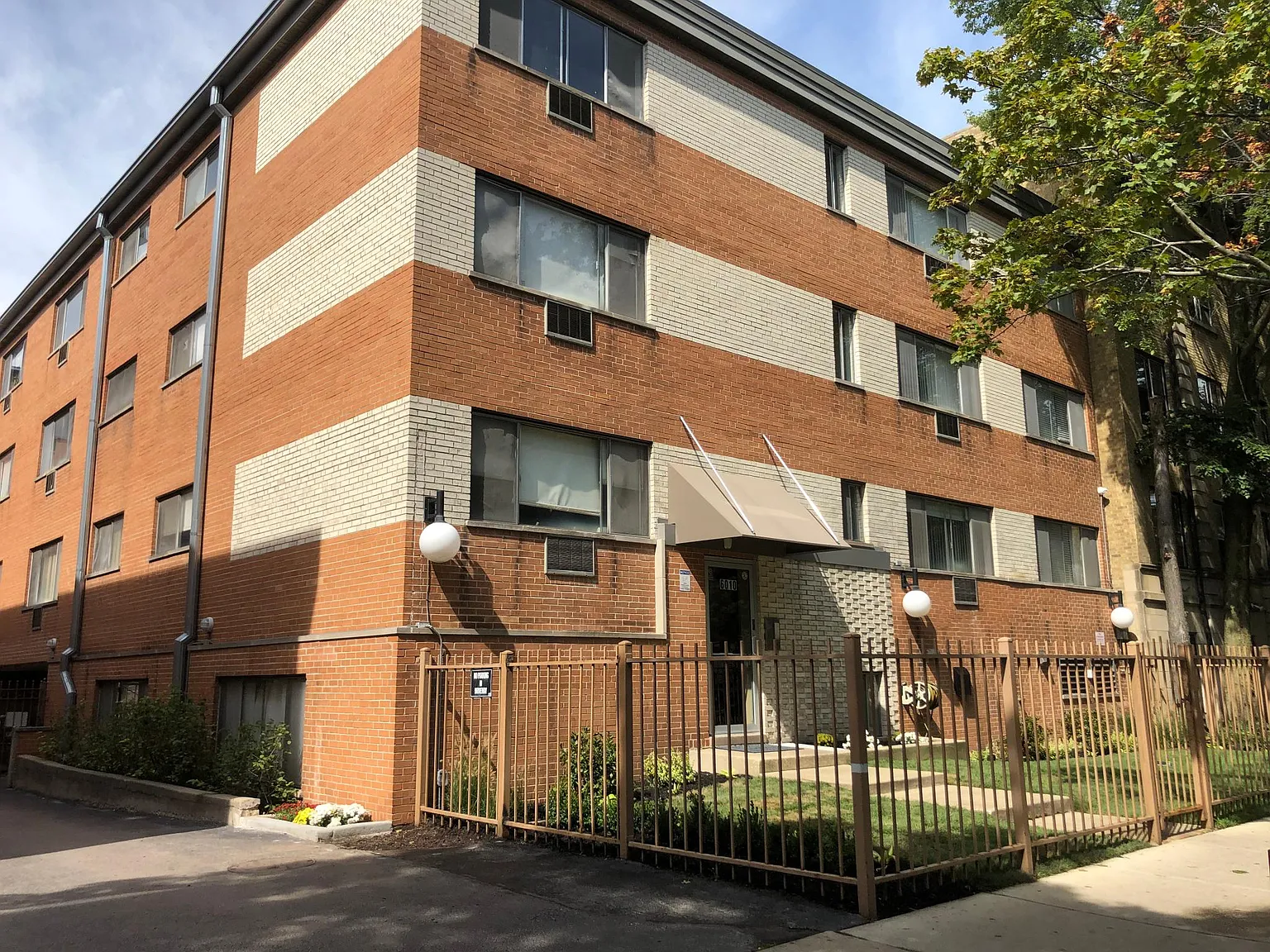 6010 N Winthrop Ave — Photo 2