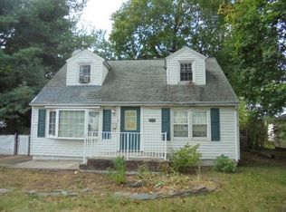 125 Magnolia Rd, Iselin, NJ 08830