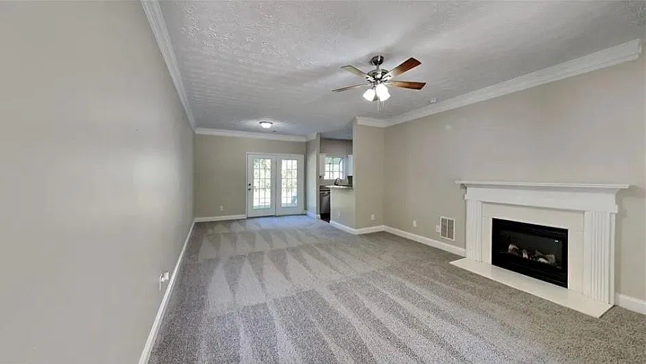3 bed, 2.5 bath, 1556 sqft, $2,050 — Photo 2