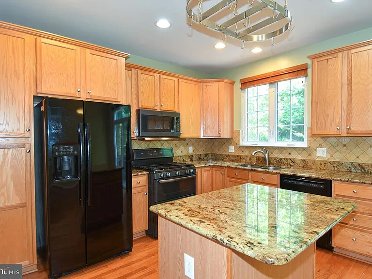 7810 Locust Leaf Ln — Photo 23