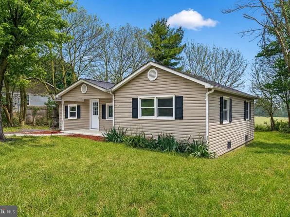 586 Eldon Yates Dr, Stanley, VA 22851