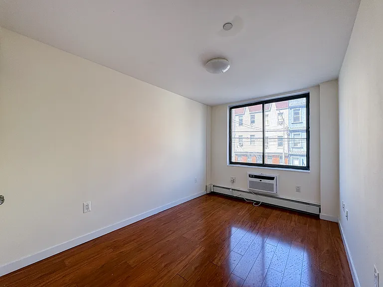 924 Metropolitan Ave #202 — Photo 8