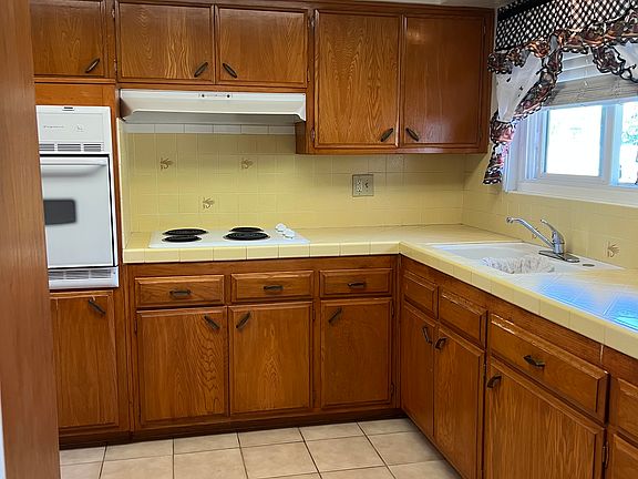 3rd image of 26271 Ridgemoor Rd