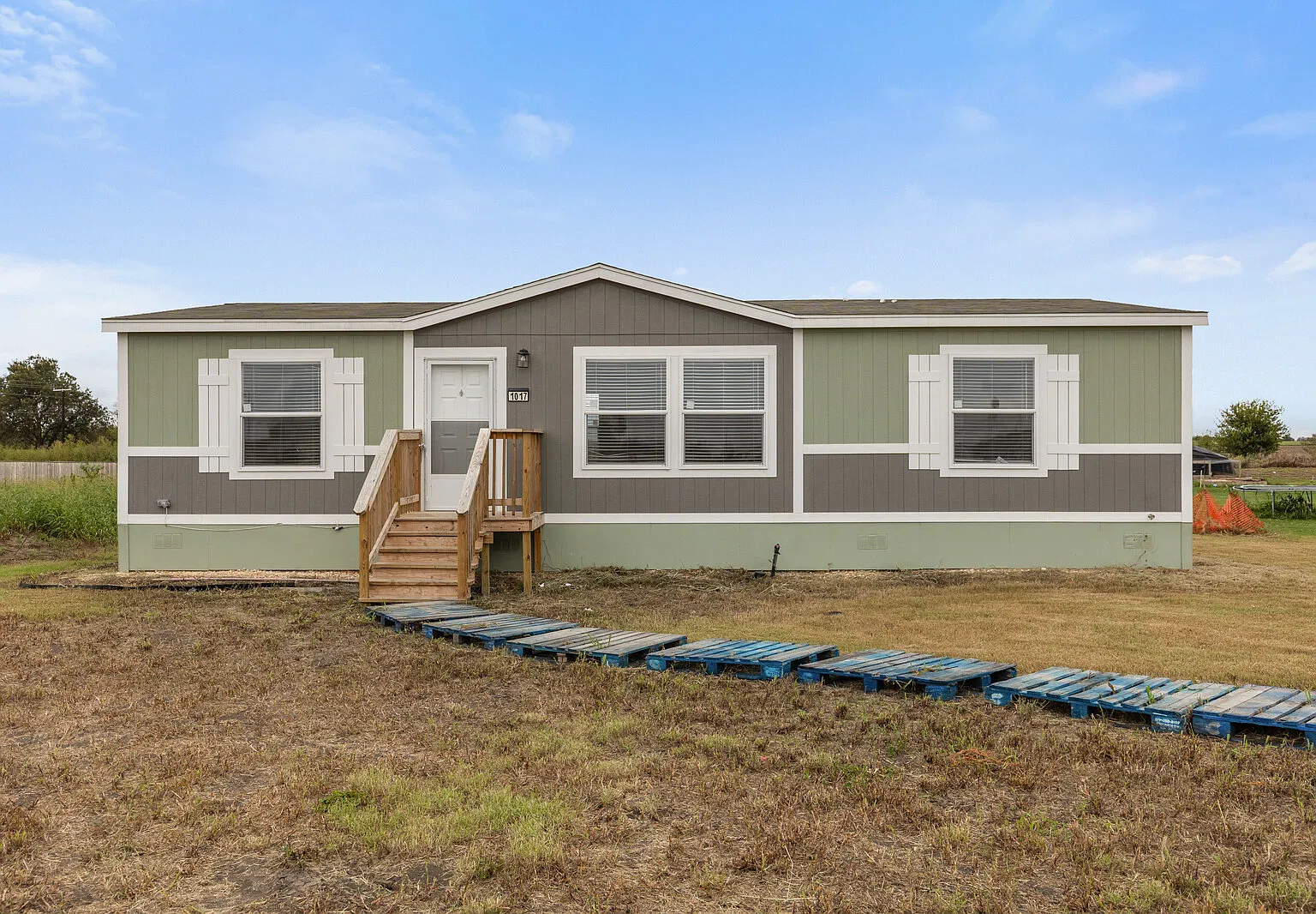 3 bed, 1300 sqft, $1,900 — Photo 2