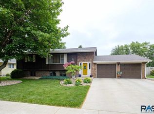 918 NE 9th St, Madison, SD 57042