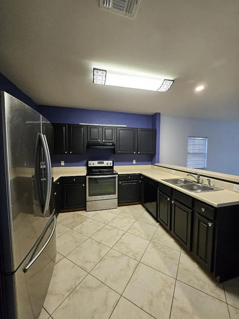 3 bed, 2.0 bath, 1456 sqft, $3,200 — Photo 4