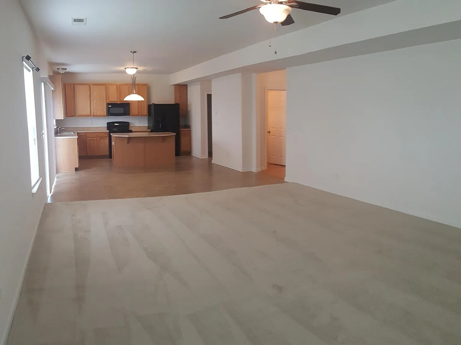 5 bed, 2.5 bath, 2772 sqft, $2,240 — Photo 2