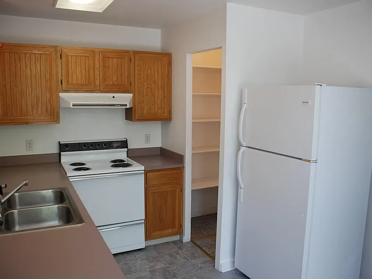 406 Canon Ave — Photo 2