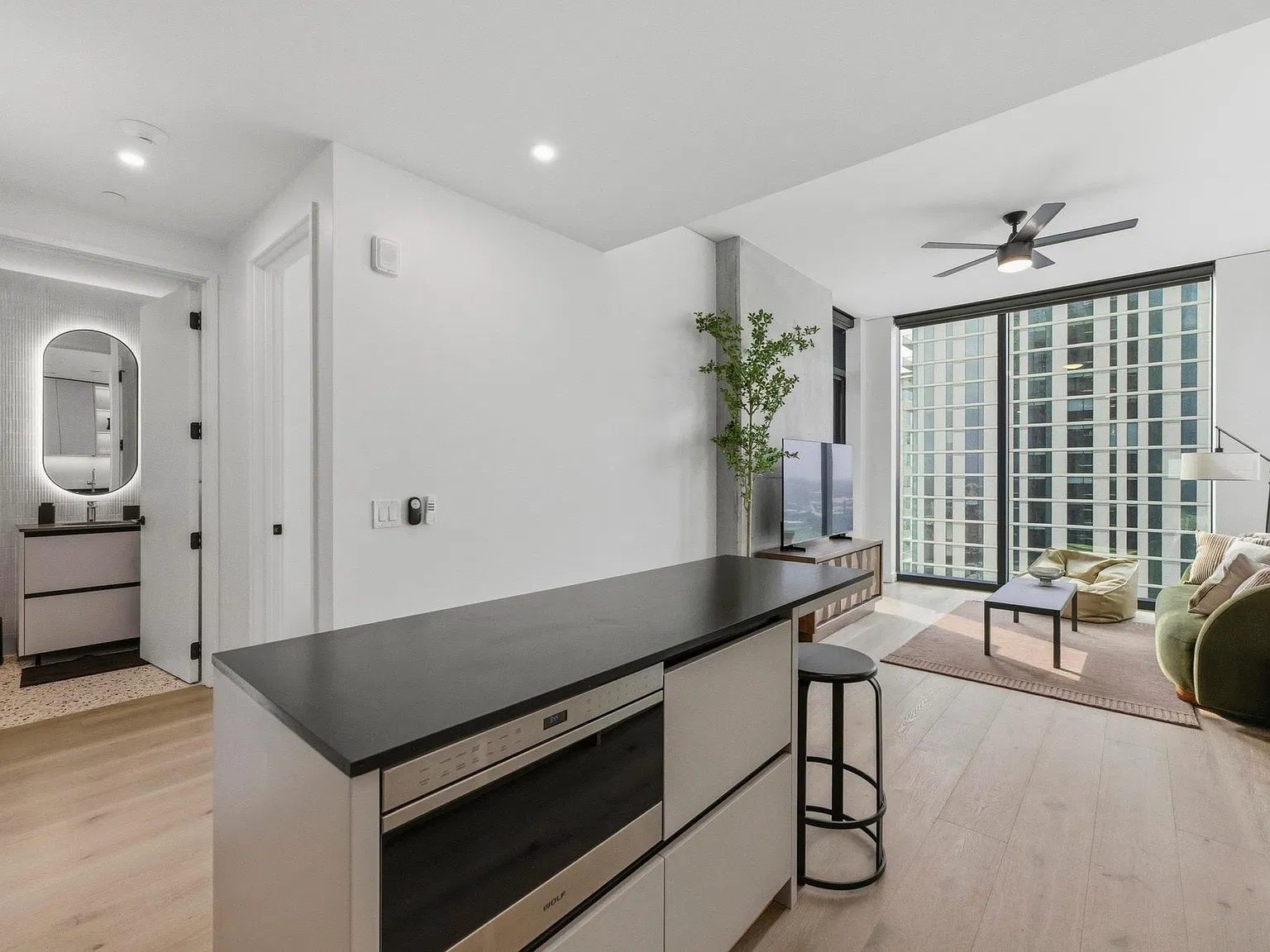 2 bed, 2.0 bath, 978 sqft, $5,900 — Photo 4