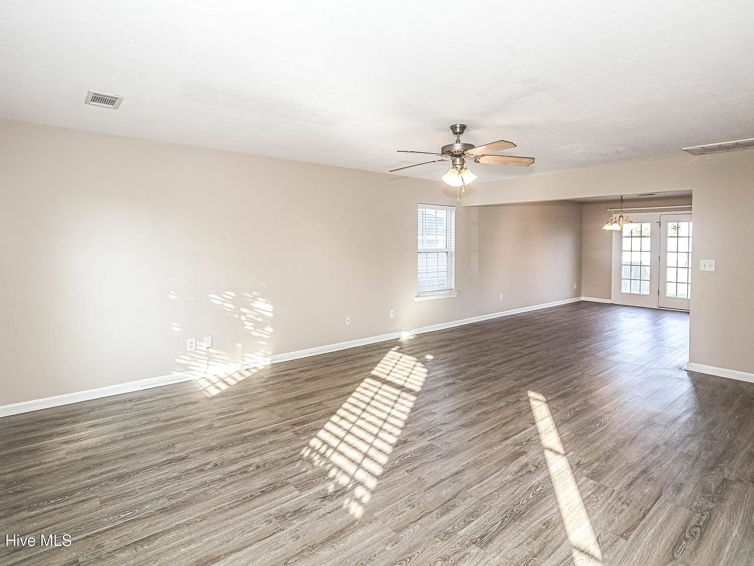 4 bed, 2.5 bath, 2332 sqft, $2,000 — Photo 3