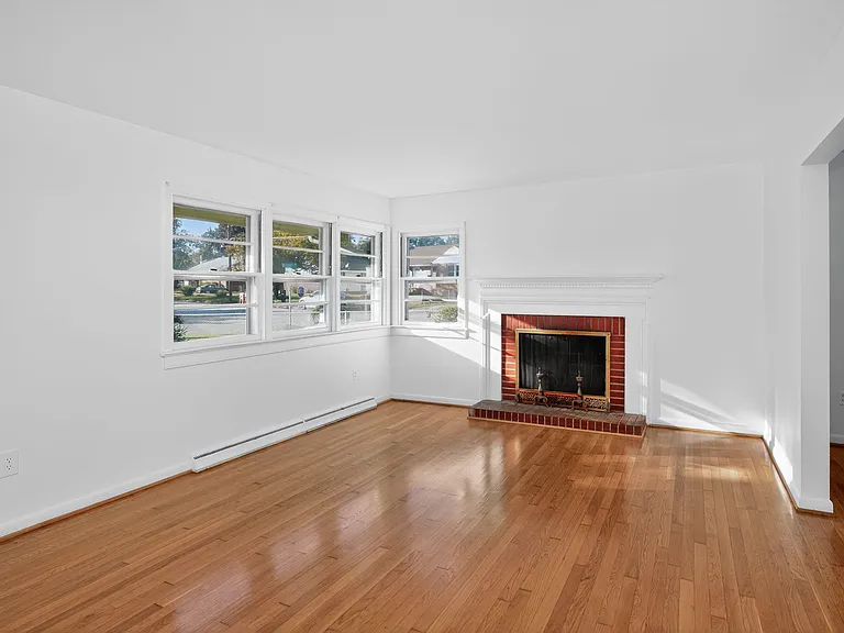 1009 Elliott Ave — Photo 4