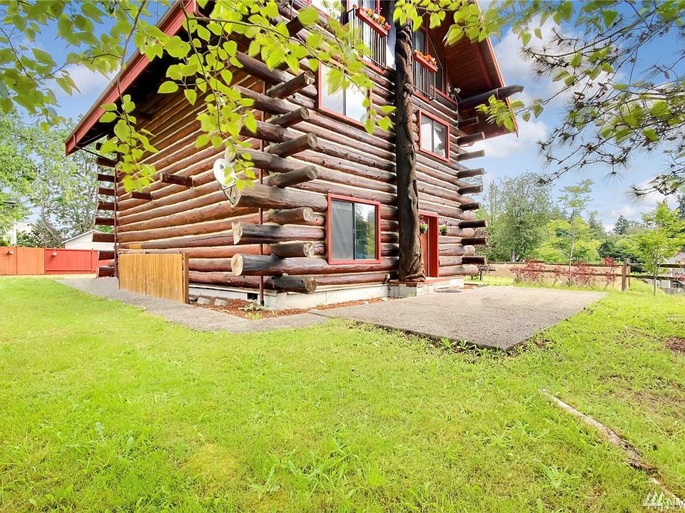This is the front but the owner uses it as the patio area
