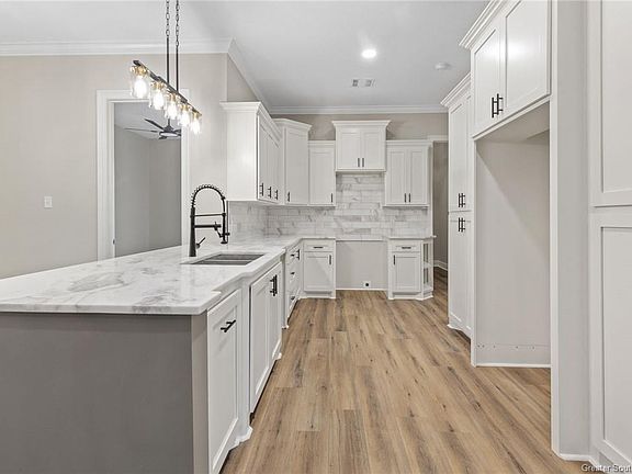 2nd image of 711 Cash St