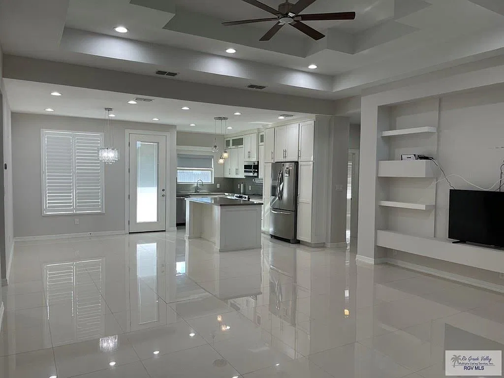 4 bed, 3.0 bath, 2120 sqft, $2,400 — Photo 4