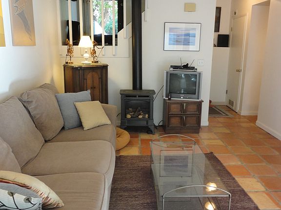 Living Room w gas fireplace