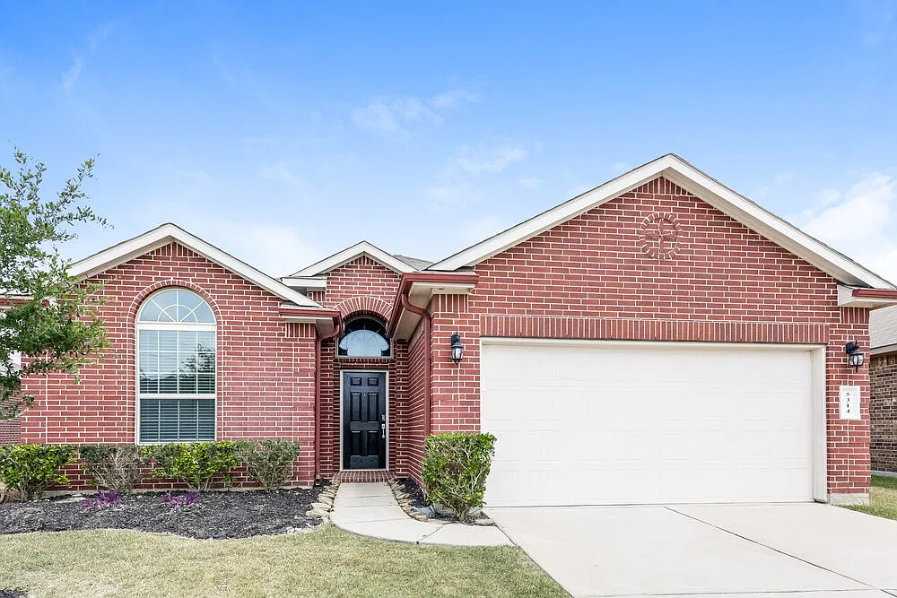 3 bed, 2.0 bath, 1619 sqft, $2,295 — Photo 1