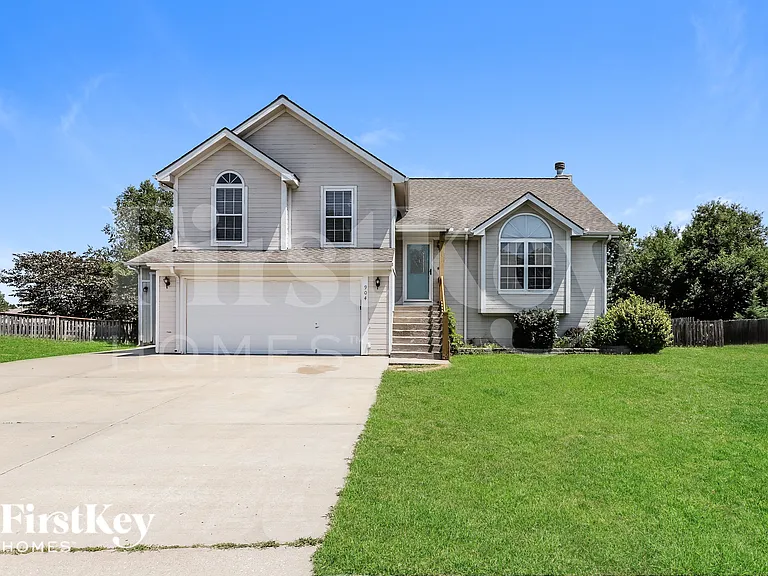 904 E Madelyn Dr — Photo 1