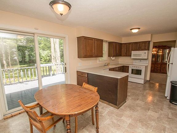 3rd image of 16766 Aspen Cir