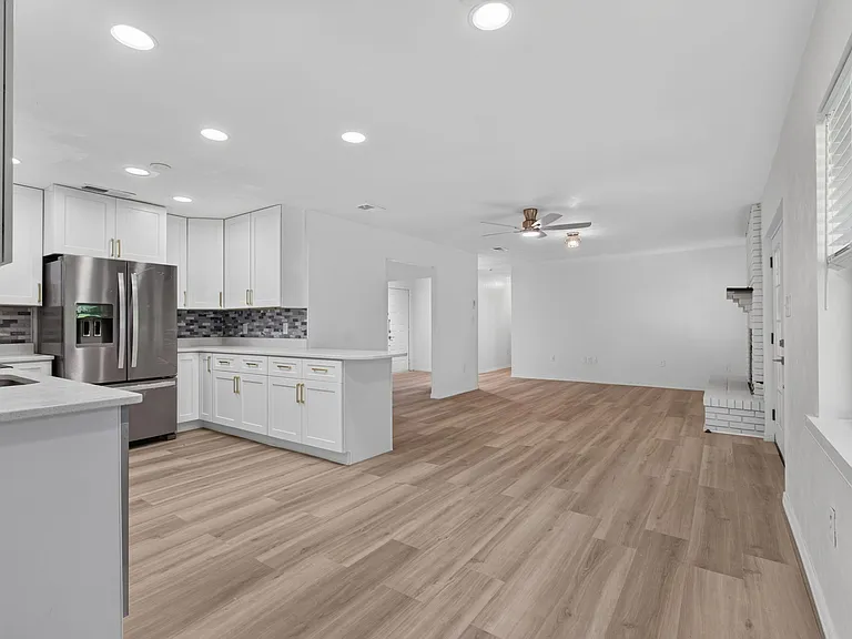 6821 NW 39th Ave — Photo 5