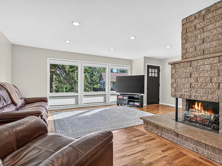 870 S Oregon St — Photo 4