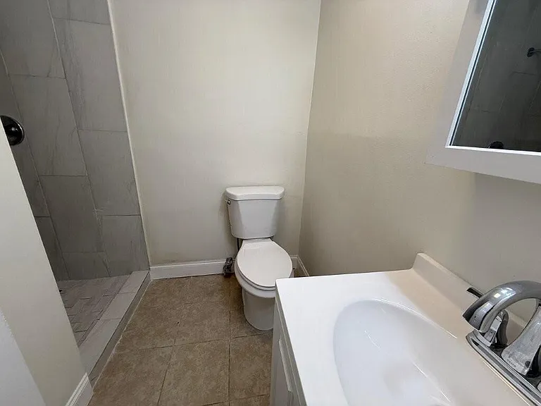 265 SW 7th St #4 — Photo 9