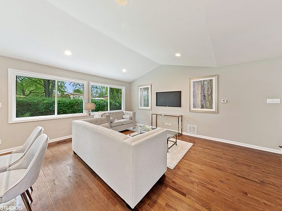 3rd image of 430 Cove Ln