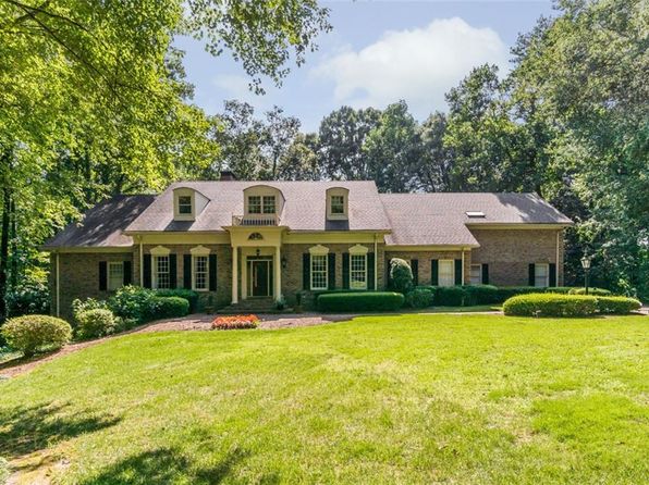 565 River Chase Point