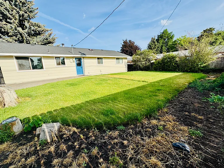 340 SW Deer St — Photo 9