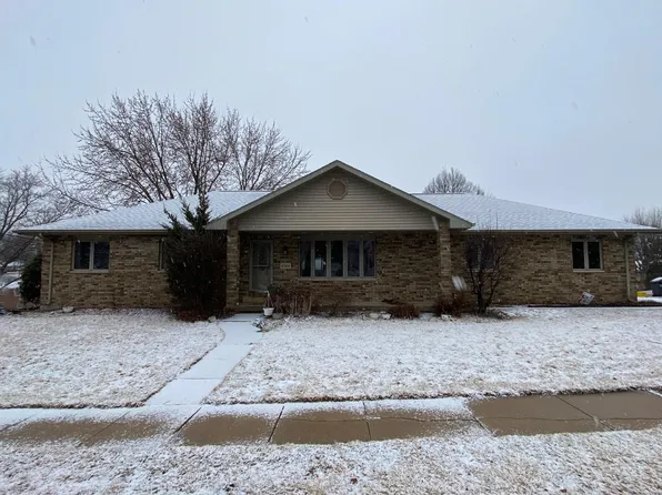 2308 Beacon Hill Dr, Dubuque, IA 52003