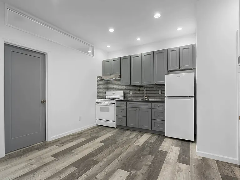 446 W 46th St #2 — Photo 2