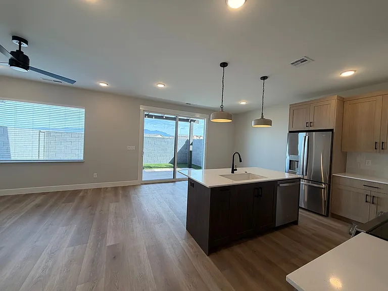 577 E Hemsworth Ln — Photo 8